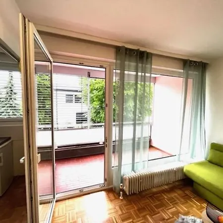 Ganze In Lage Mit Loggia Lägenhet *