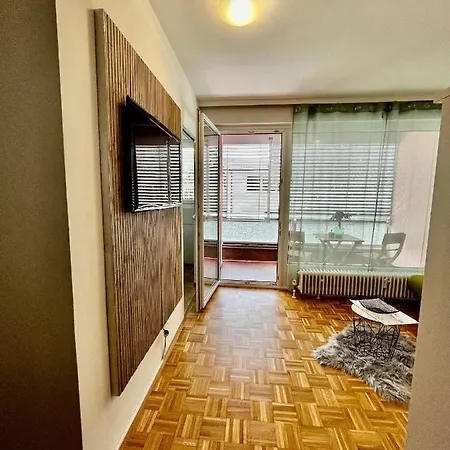 Ganze In Lage Mit Loggia Lägenhet *