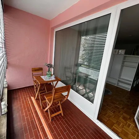 Ganze In Lage Mit Loggia Lägenhet