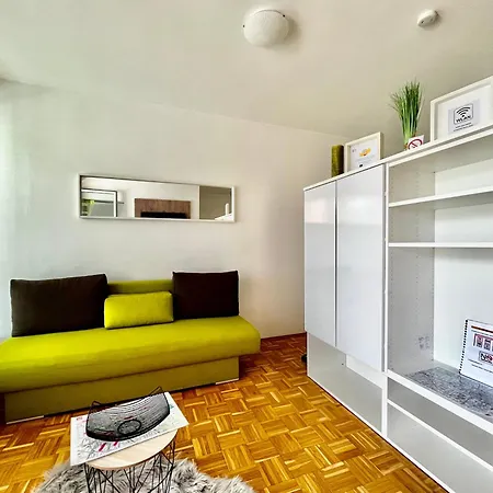 Ganze In Lage Mit Loggia Lägenhet