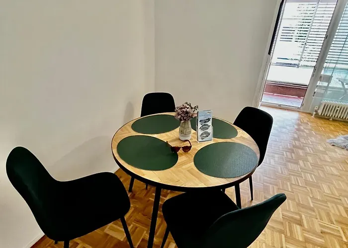 Ganze In Lage Mit Loggia Apartamento